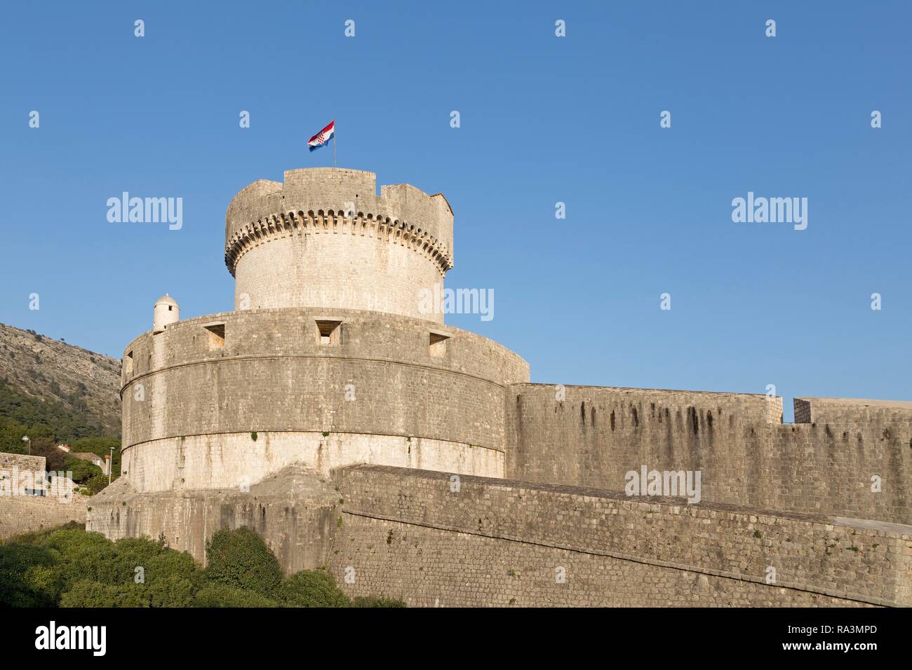 Minceta-Fort mit kroatischen Nationalflagge, Stadtmauer, Altstadt, Dubrovnik, Kroatien Stockfoto