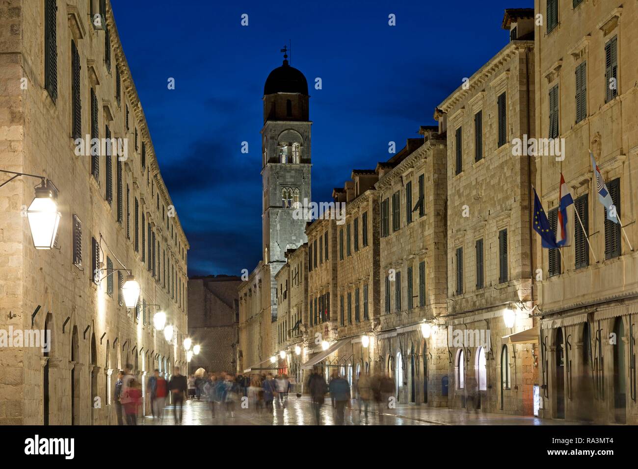 Main Street, Placa oder Stradun, mit Franziskanerkloster, am Abend, Altstadt, Dubrovnik, Kroatien Stockfoto