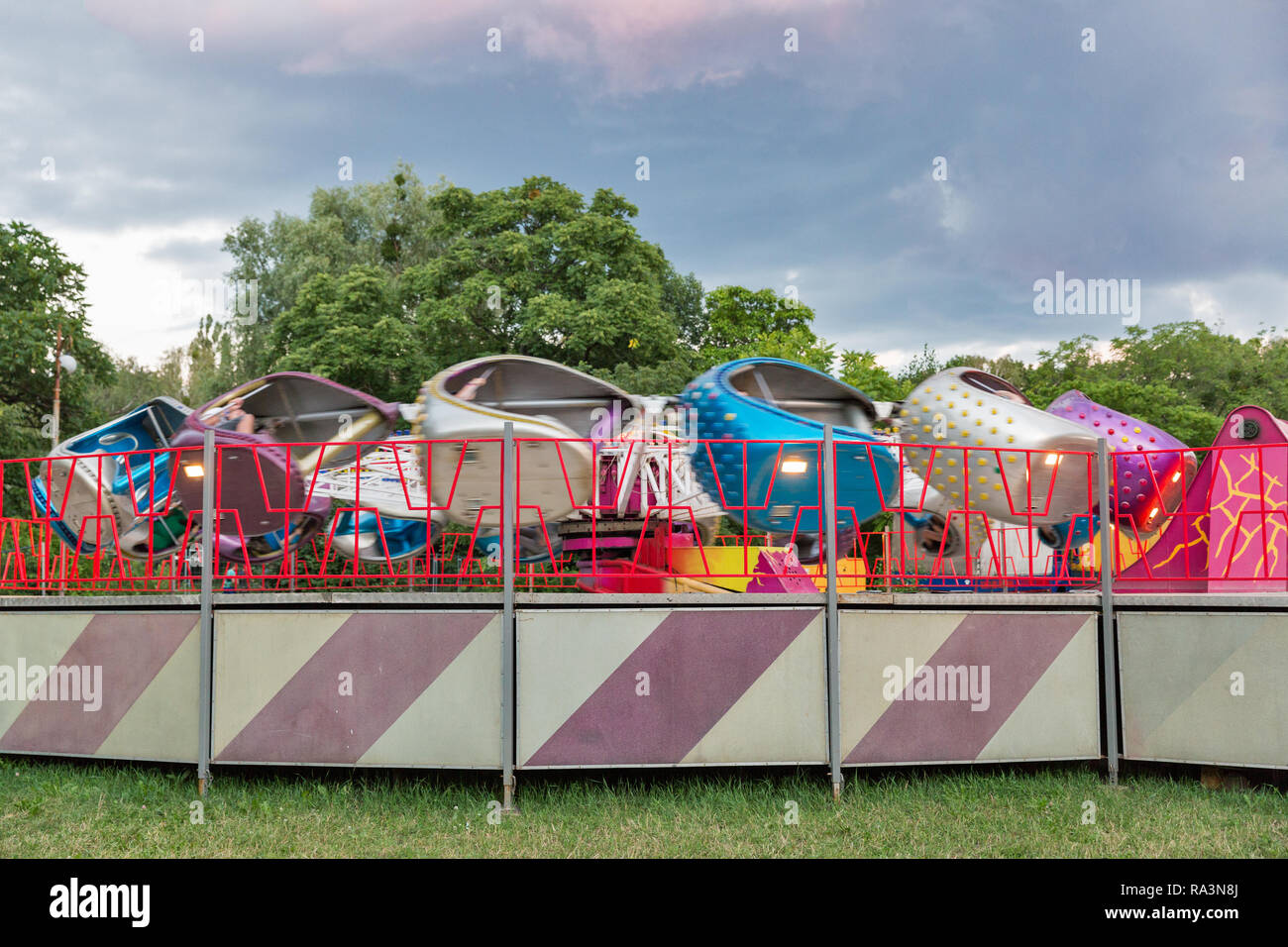 Schnell bewegten Kreisverkehr im Vergnügungspark closeup Stockfoto