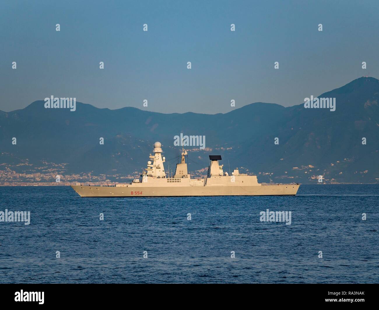 Caio Dullio Kriegsschiff, Horizon Klasse, Rakete, ausgestattet Fregatte, Escort Schiff für Flugzeugträger im Hafen, Neapel, Golf von Neapel Stockfoto