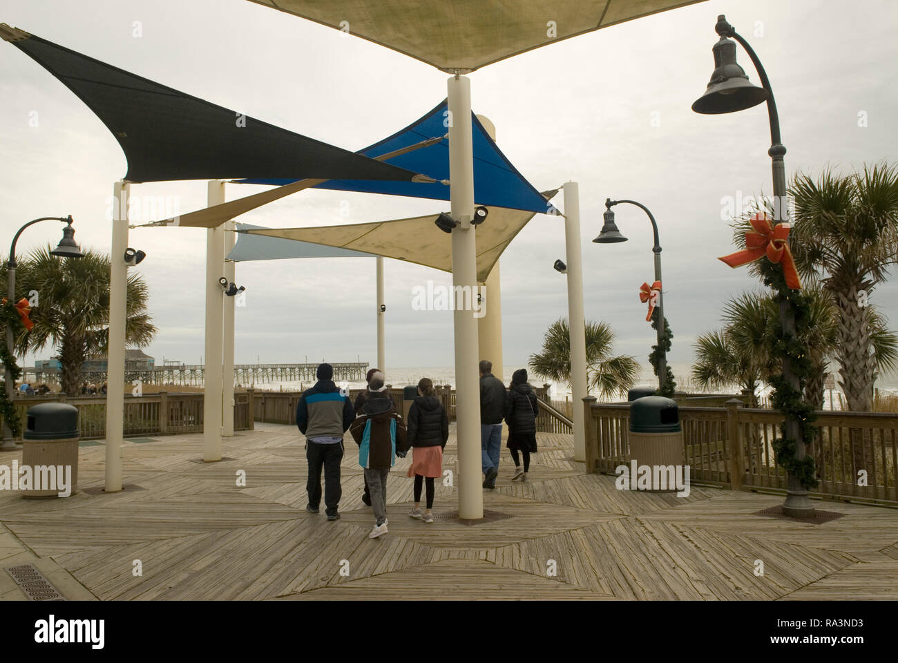 Touristen gehen an Plyler Park Myrtle Beach, South Carolina, USA Stockfoto