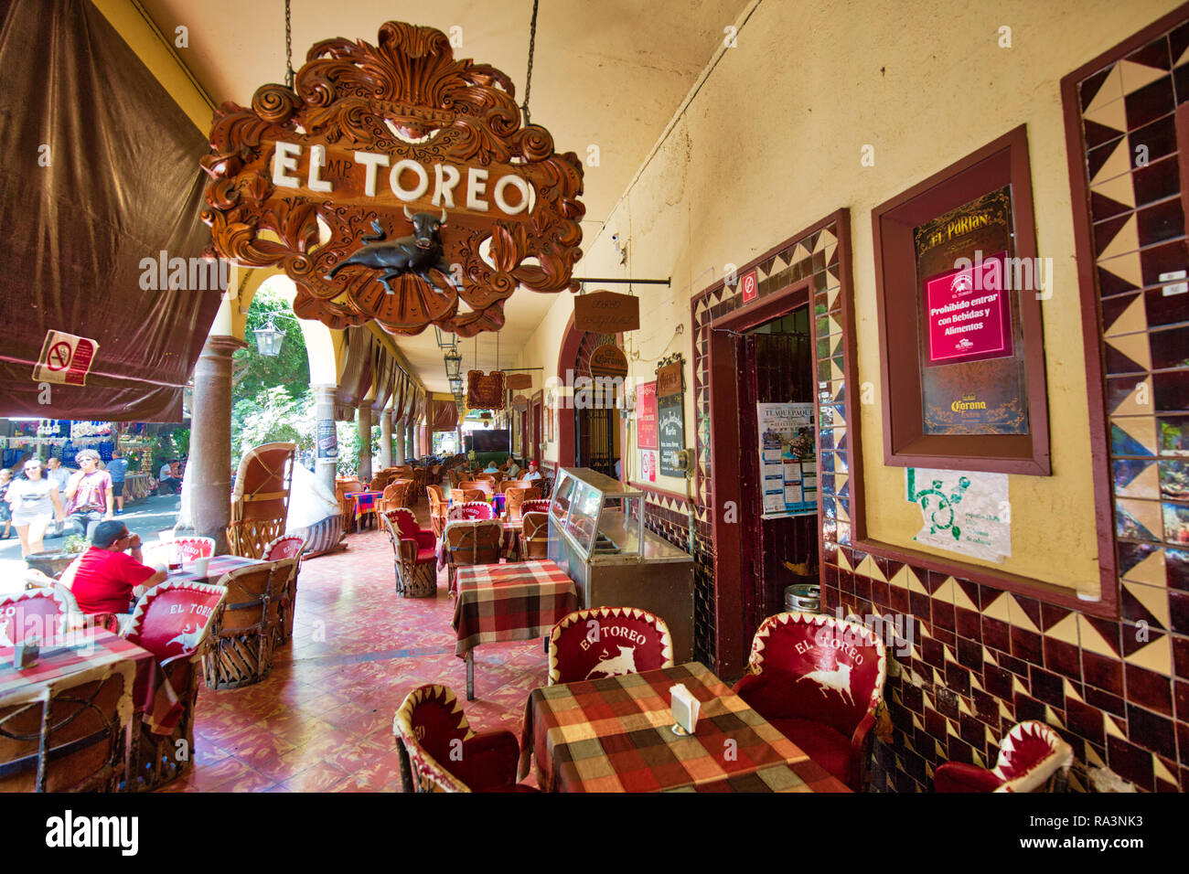 Guadalajara, Tlaquepaque, Mexiko - 20 April 2018: Tlaquepaque Cafes und Restaurants in der Kunst Dorf während der Hauptreisezeit Stockfoto