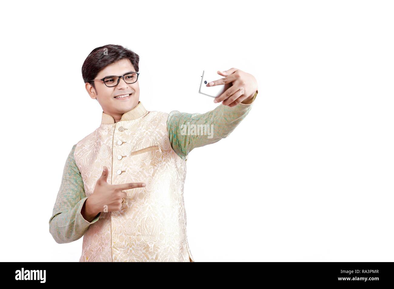 Junge Inder, die mit mobilen selfie Stockfoto