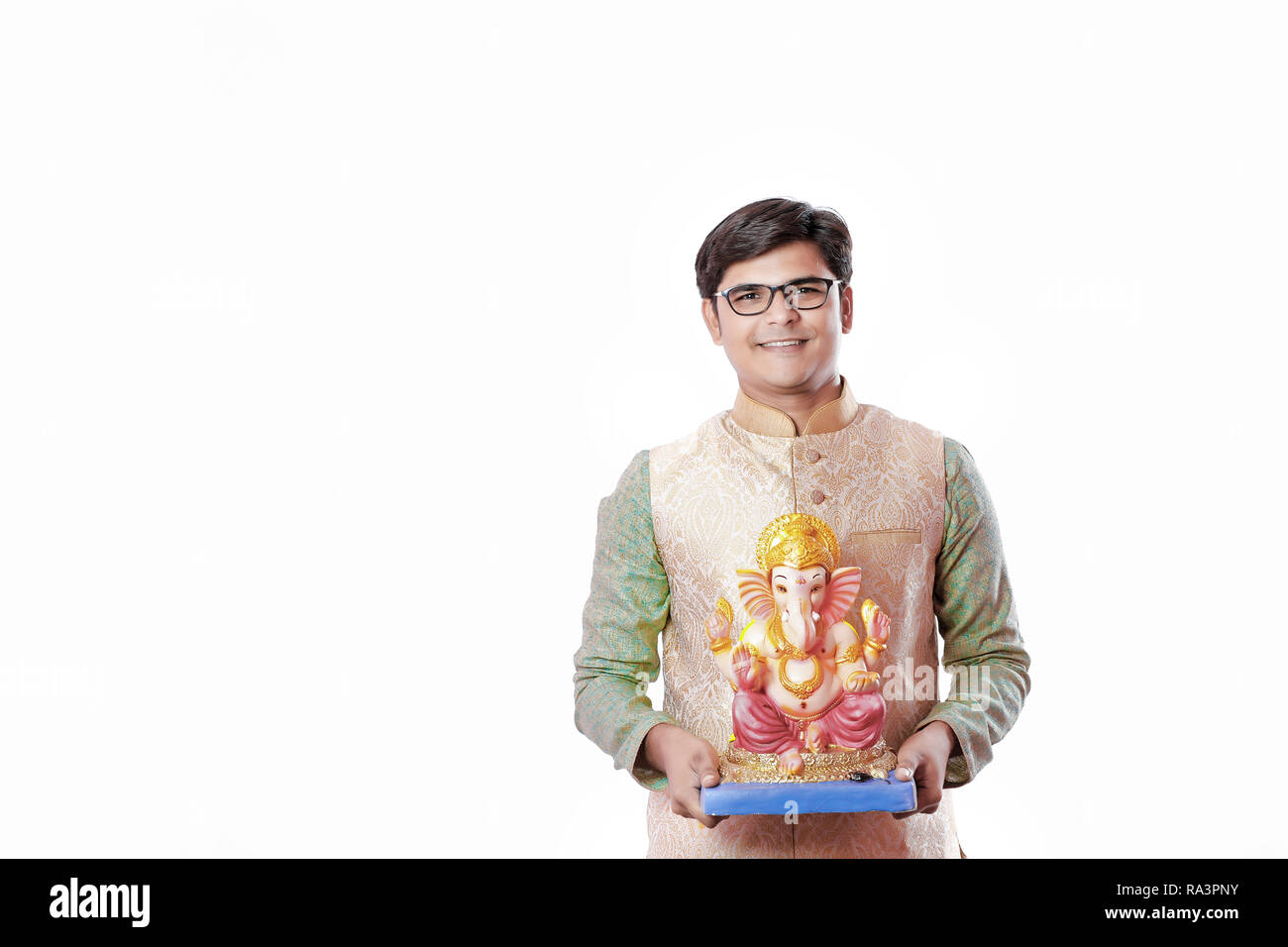 Junge Inder mit Lord Ganesha, Ganesh Festival feiern. Stockfoto
