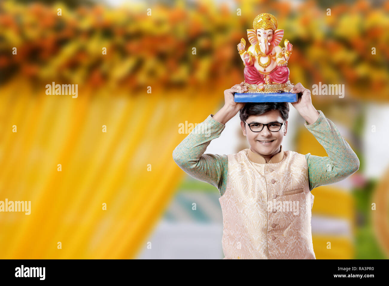 Junge Inder mit Lord Ganesha, Ganesh Festival feiern. Stockfoto