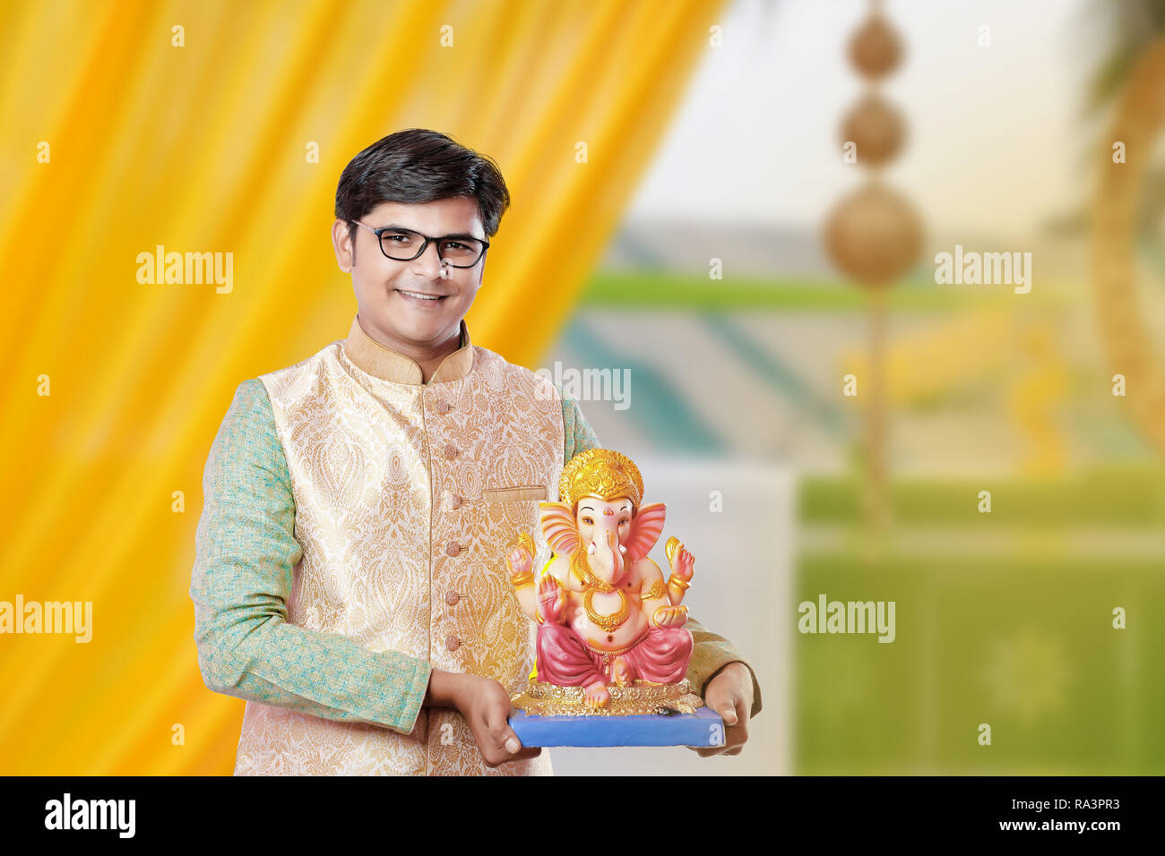 Junge Inder mit Lord Ganesha, Ganesh Festival feiern. Stockfoto