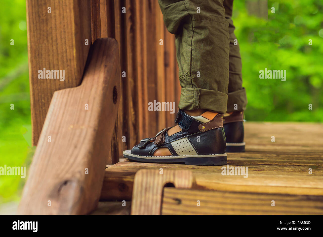 Orthopädische Kinderschuhe auf die Boy's Füße Stockfoto