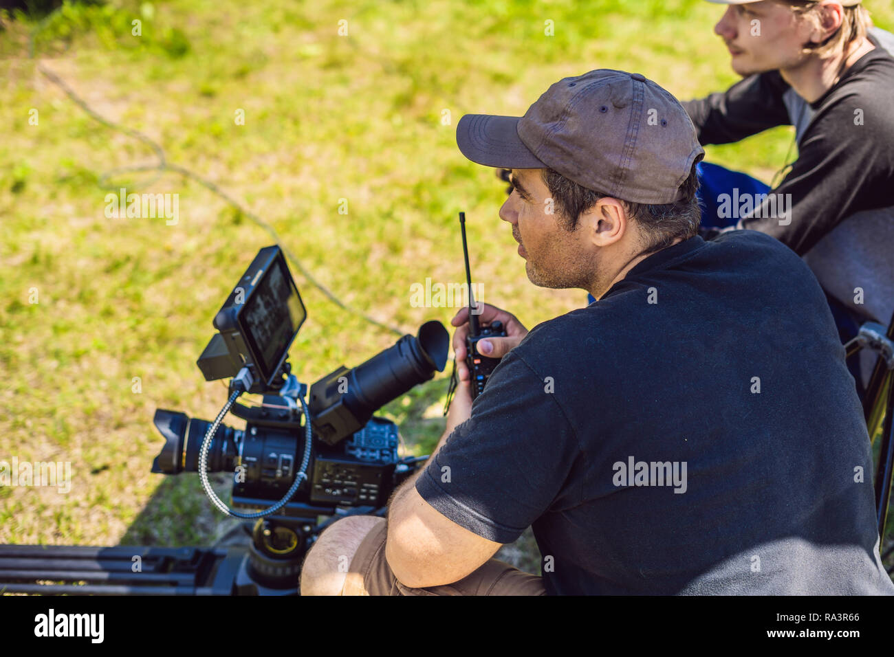 Schießen auf Kino Bühne - kommerzielle Produktion, äußere Lage. Profeccional Kameramann arbeitet die Kamera Stockfoto