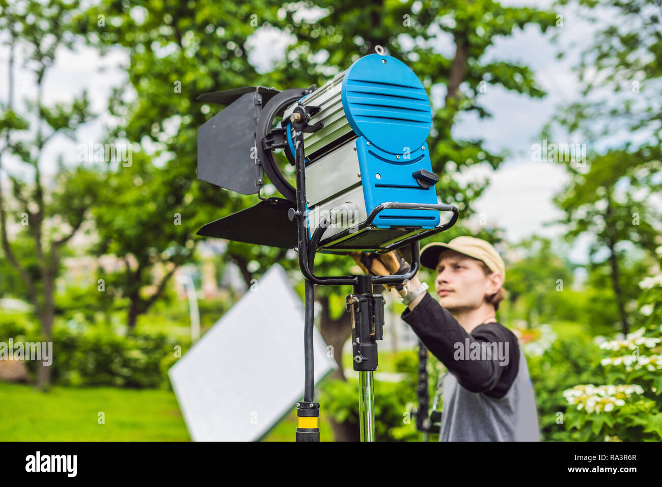Griff Team, Licht depurtment Mitglieder der Beleuchtung vor den Dreharbeiten vorbereiten Stockfoto