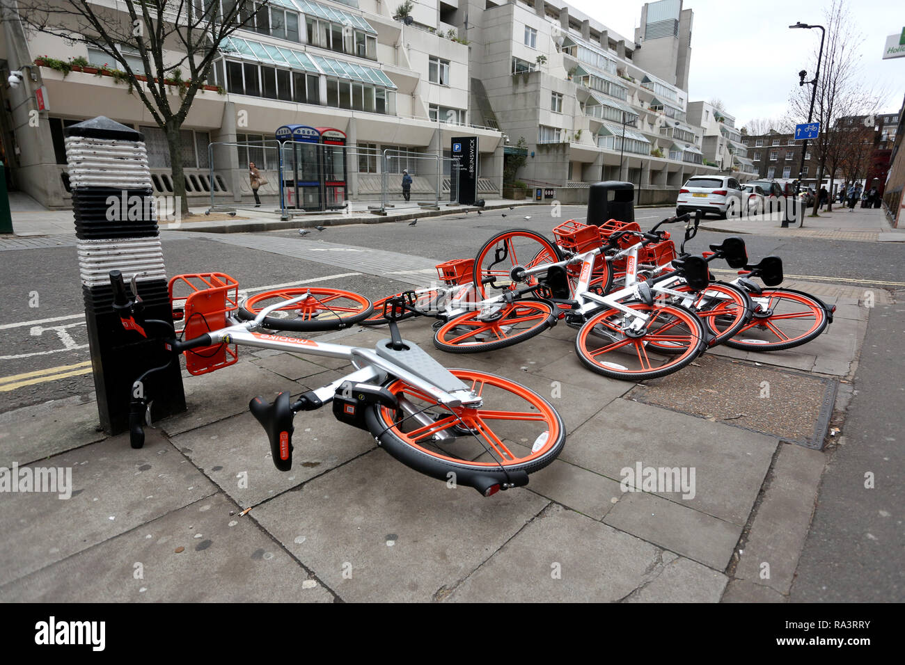 Eine Auswahl von Mobike des abgebildeten Umgeworfen auf dem Boden in London, UK. Stockfoto