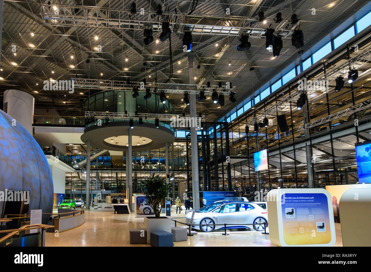 Dresden: Gläsernen Manufaktur (Transparent Factory) von Volkswagen, Schaufenster der Elektromobilität, e-Golf in Sachsen, Sachsen, Deutschland Stockfoto