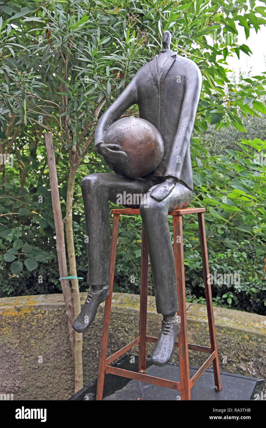 Bronze sculpure der Mann mit minute Kopf, Uomo sedato con Pallo, von Paolo Staccialli Stockfoto