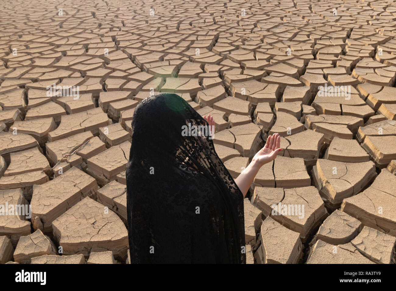 Eine iranische islamische Frauen Modell Tragen des islamischen Schleier oder Kopftuch - auf dem trockenen Lande. Stockfoto