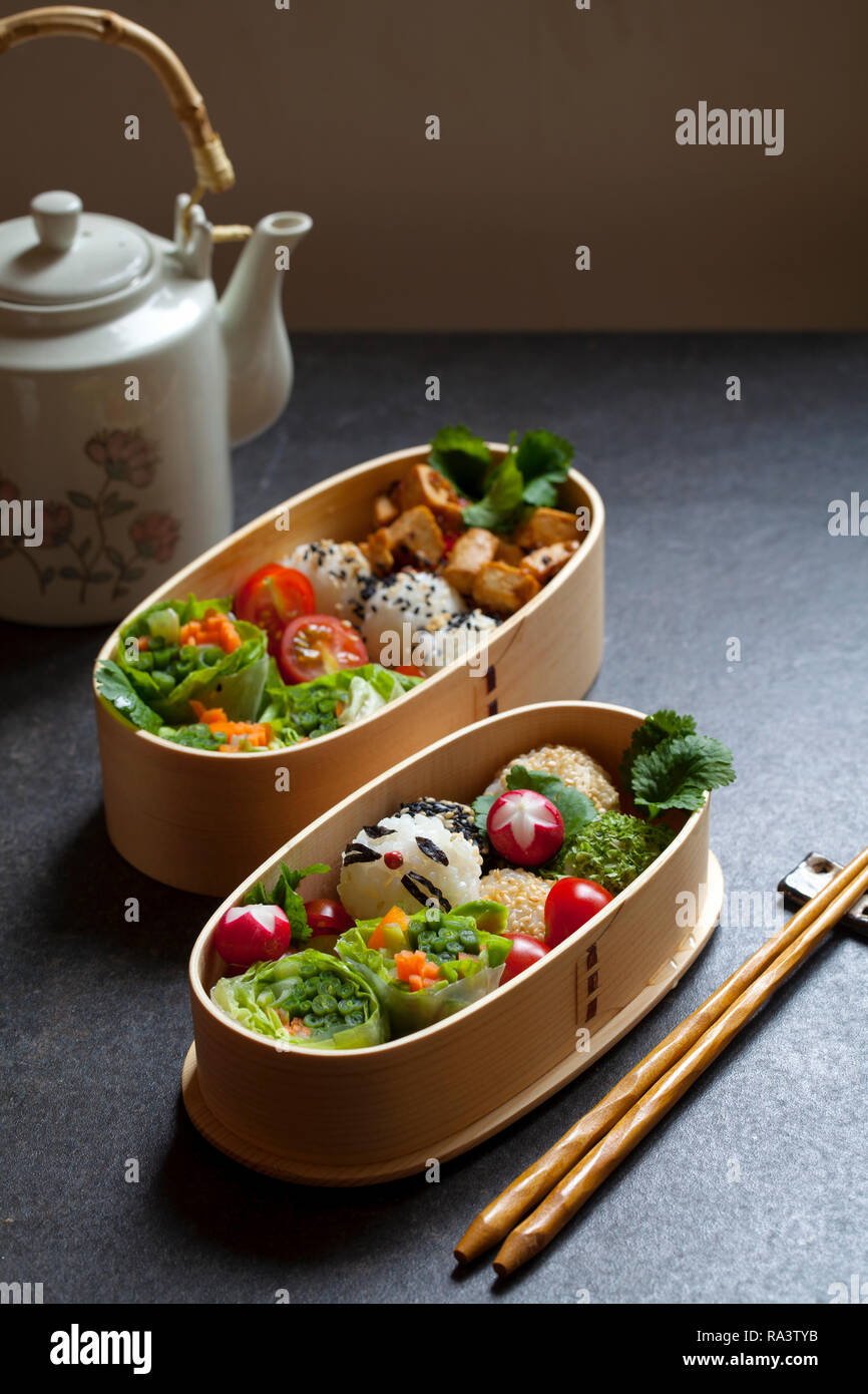 Bunte vegan Bento Lunch Box mit grünem Gemüse und Tofu Stockfoto