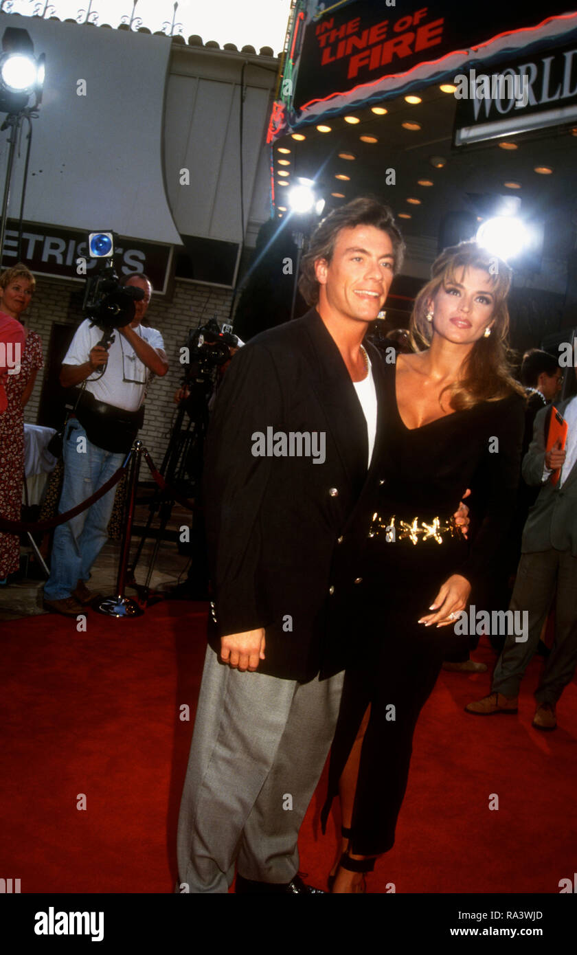 WESTWOOD, CA - 8. JULI: Schauspieler Jean-Claude Van Damme und Modell Darcy LaPier Weltpremiere von Columbia Pictures' teilnehmen, "In der Schusslinie" am 8. Juli 1993 bei Mann Dorf Theater in Westwood, Kalifornien. Foto von Barry King/Alamy Stock Foto Stockfoto