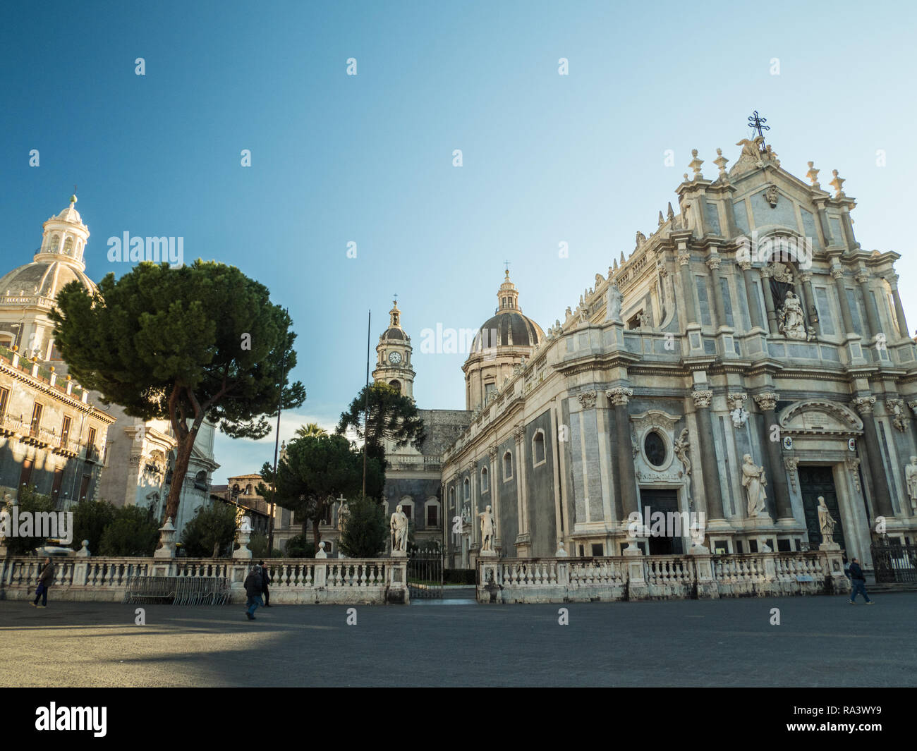 Die Piazza del Duomo mit dem Dom zu St. Agatha (Sant'Agata) Recht und die Kirche der Badia di Sant' Agata links, Catania, Sizilien, Italien. Stockfoto