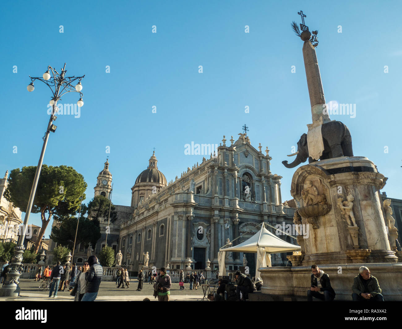 Die Piazza del Duomo mit dem Dom zu St. Agatha (Sant'Agata) und der Elefantenbrunnen, Catania, Sizilien, Italien. Stockfoto