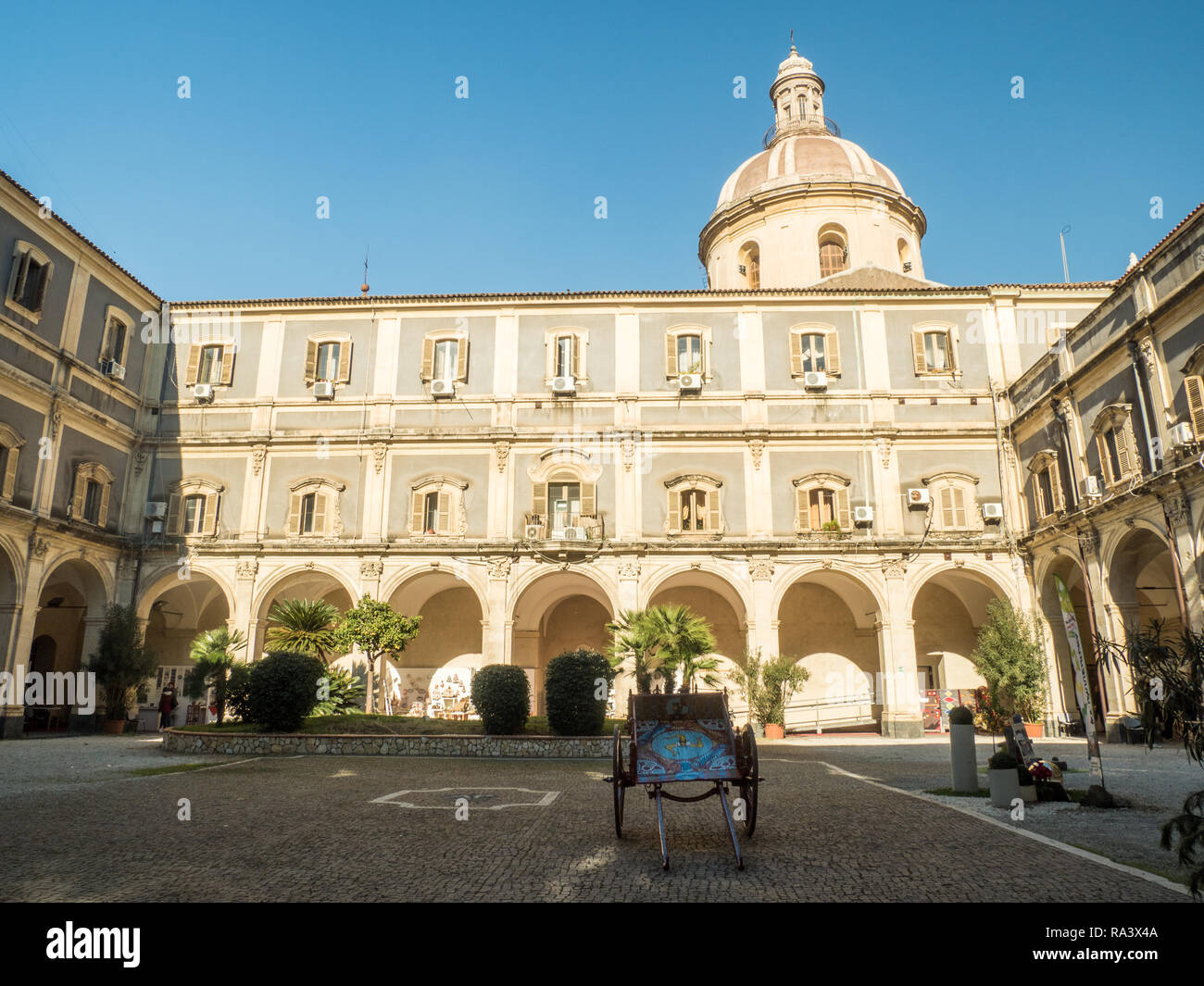 Palazzo Minoriti Minoriti (Palast) Innenhof mit der Kuppel der Kirche des Erzengels Michael, Catania, Sizilien, Italien Stockfoto