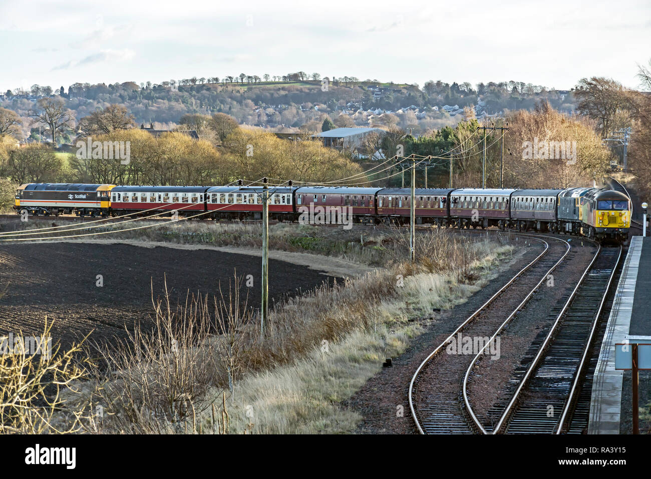 Personenzug mit Dieselmotoren Klasse 56 Colas 47643 & 27001 vorne & hinten im Winter diesel Gala am Bo'ness & Kinneil Railway an Manuel Stockfoto