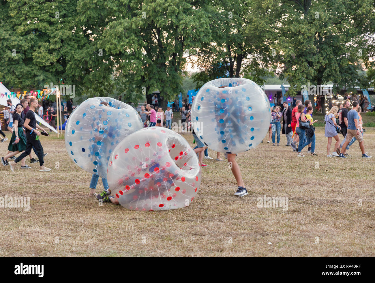 Kiew, Ukraine - Juli 08, 2018: Junge Menschen spielen in den transparenten Kunststoff Kugeln Körper Stoßfänger Kugeln an Atlas Wochenende Festival in nationalen Exp Stockfoto