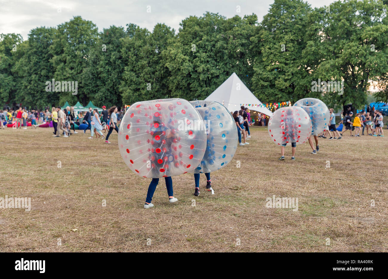 Kiew, Ukraine - Juli 08, 2018: Junge Menschen spielen in den transparenten Kunststoff Kugeln Körper Stoßfänger Kugeln an Atlas Wochenende Festival in nationalen Exp Stockfoto