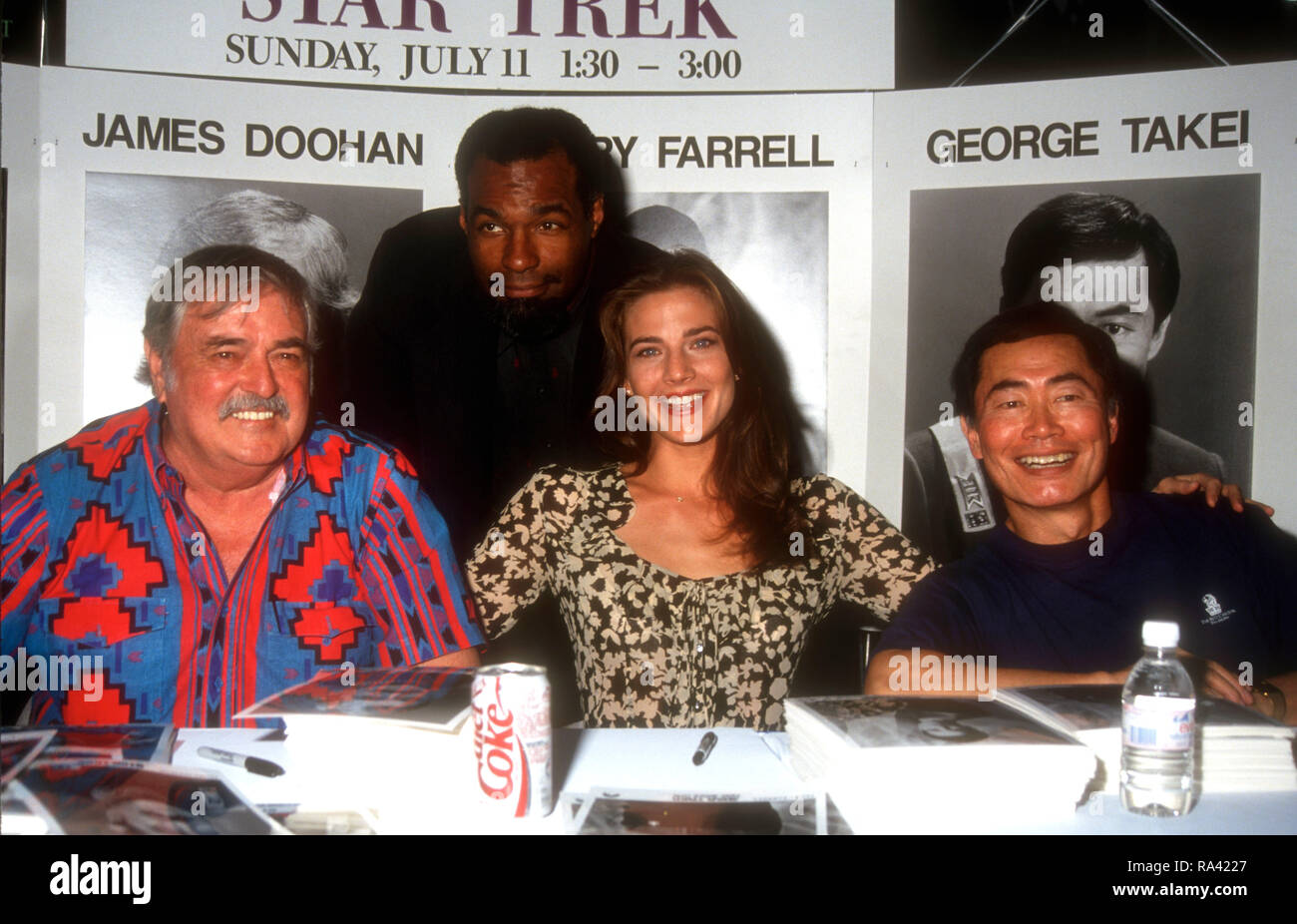 LAS VEGAS, NV - Juli 12: Schauspieler Michael Dorn, Schauspieler James Doohan, Schauspielerin Terry Farrell und Schauspieler George Takei nehmen an der 12. jährlichen Video Software Dealers Association (VSDA) Übereinkommen und Expo am 12. Juli 1993 im Las Vegas Convention Center in Las Vegas, Nevada. Foto von Barry King/Alamy Stock Foto Stockfoto