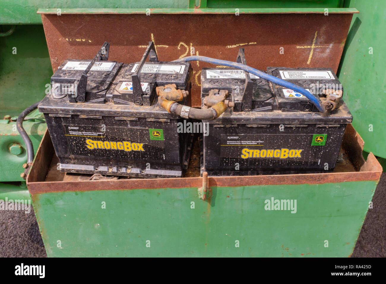 Zwei Heavy Duty 12 V-Batterien in einem alten rostigen Blech Batteriekasten. Stockfoto