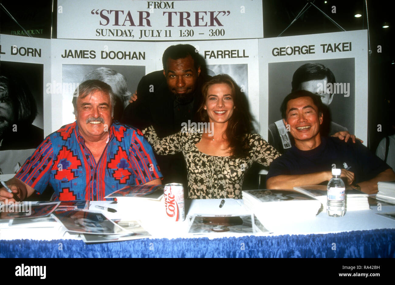 LAS VEGAS, NV - Juli 12: Schauspieler James Doohan, Schauspieler Michael Dorn, Schauspielerin Terry Farrell und Schauspieler George Takei nehmen an der 12. jährlichen Video Software Dealers Association (VSDA) Übereinkommen und Expo am 12. Juli 1993 im Las Vegas Convention Center in Las Vegas, Nevada. Foto von Barry King/Alamy Stock Foto Stockfoto