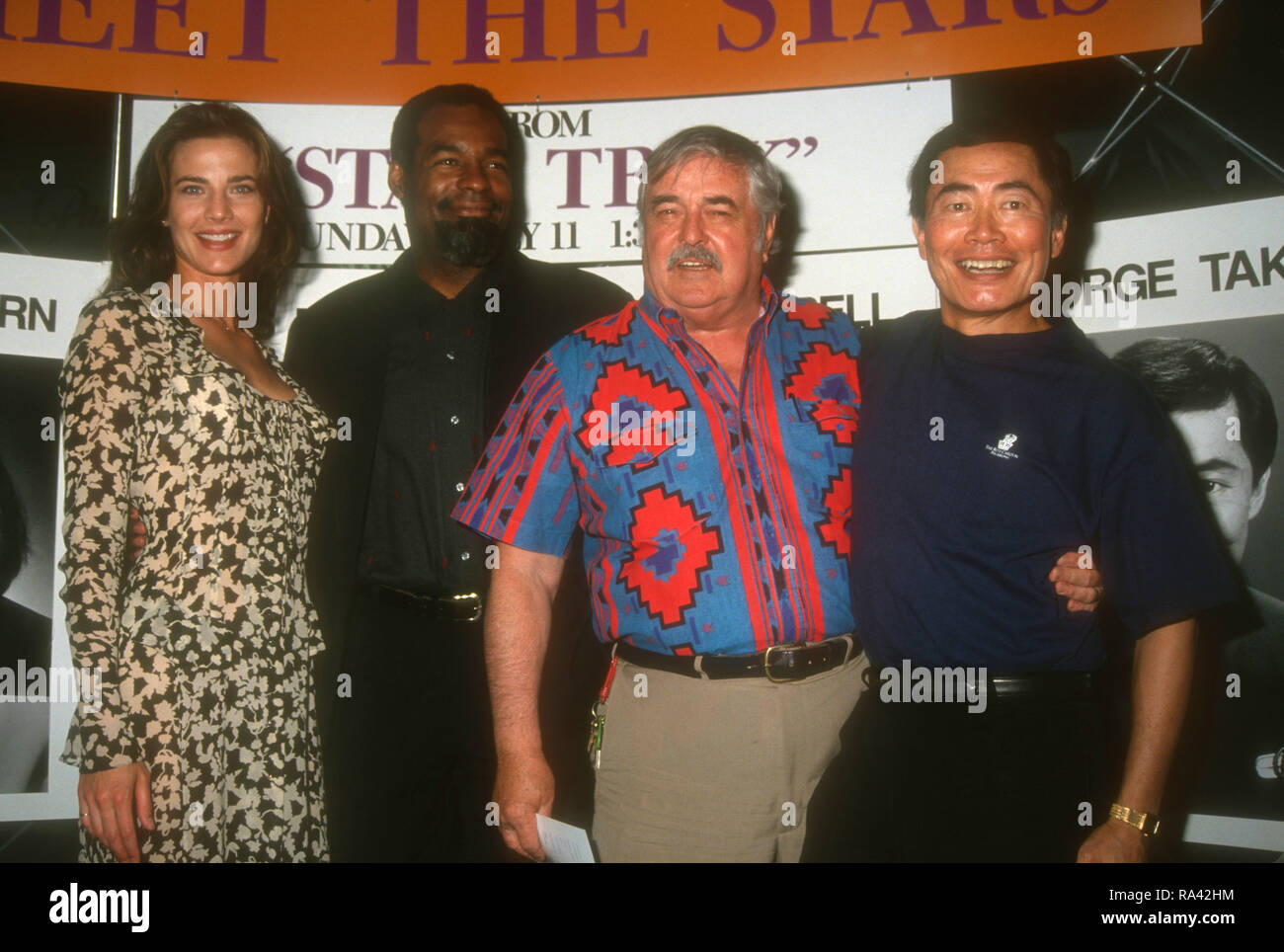 LAS VEGAS, NV - Juli 12: Schauspielerin Terry Farrell, Schauspieler Michael Dorn, Schauspieler James Doohan und Schauspieler George Takei nehmen an der 12. jährlichen Video Software Dealers Association (VSDA) Übereinkommen und Expo am 12. Juli 1993 im Las Vegas Convention Center in Las Vegas, Nevada. Foto von Barry King/Alamy Stock Foto Stockfoto