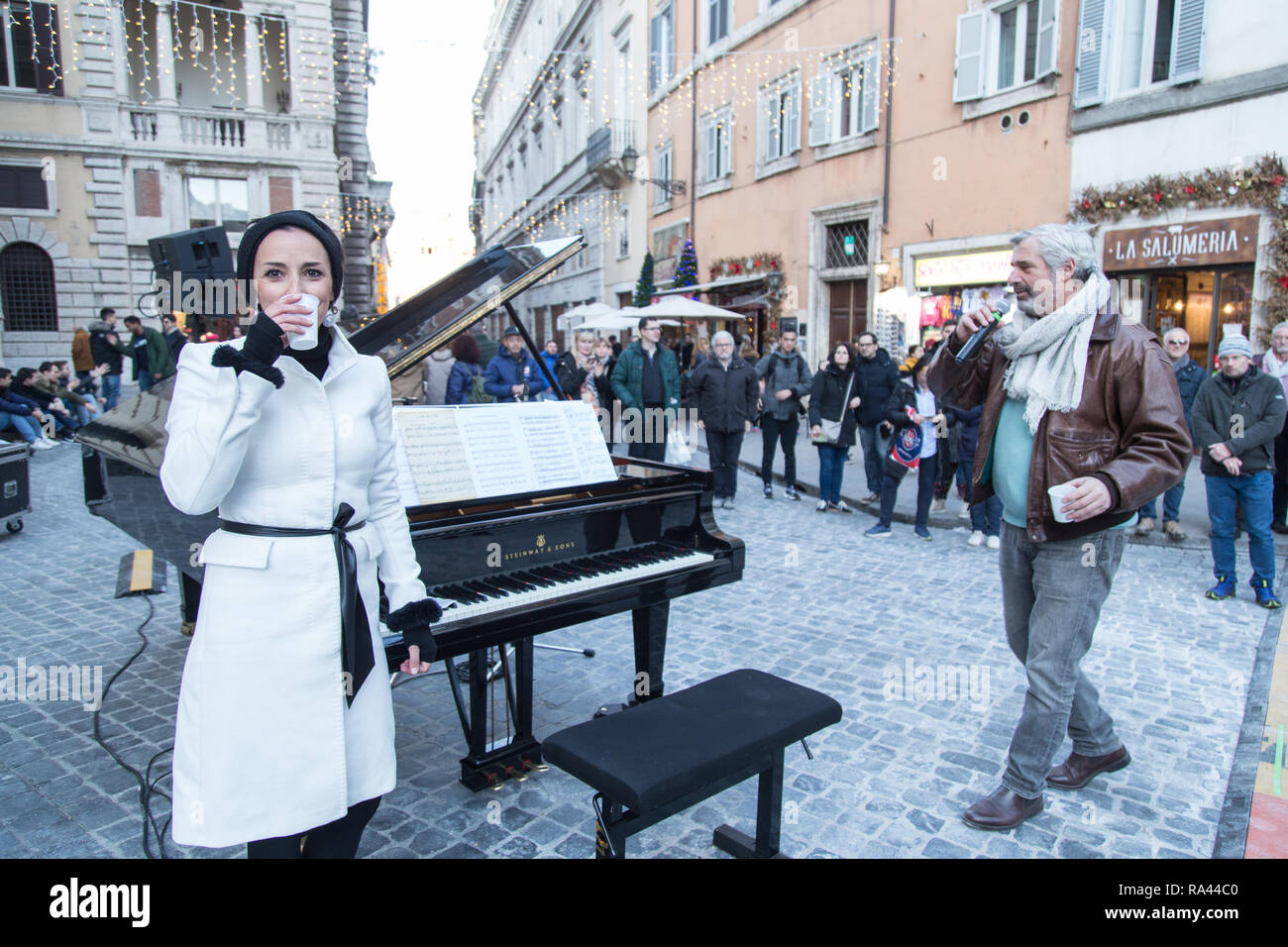 Roma, Italien. 31 Dez, 2018. Konzert des Pianisten Romina Garbini in Largo Tassoni, in der Nähe von Castel Sant'Angelo, auf Toast das Neue Jahr, anlässlich der Überprüfung LE VIE DEL PONTE die Gastgeber, die Ende Februar, musikalische, künstlerische und kulturelle Veranstaltungen. Credit: Matteo Nardone/Pacific Press/Alamy leben Nachrichten Stockfoto