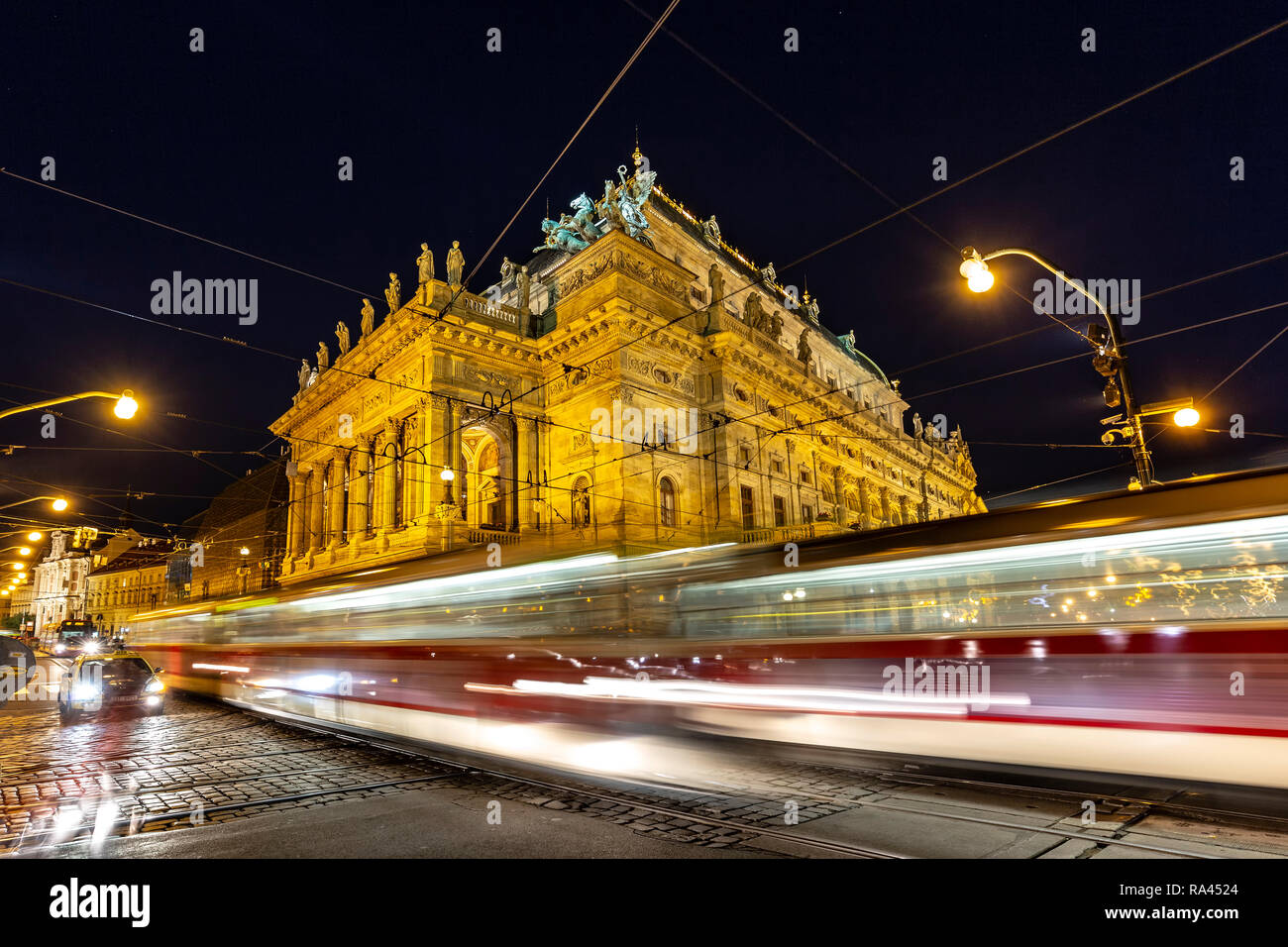 National Theater und hellen Streifen, Prag, Tschechische Republik Stockfoto