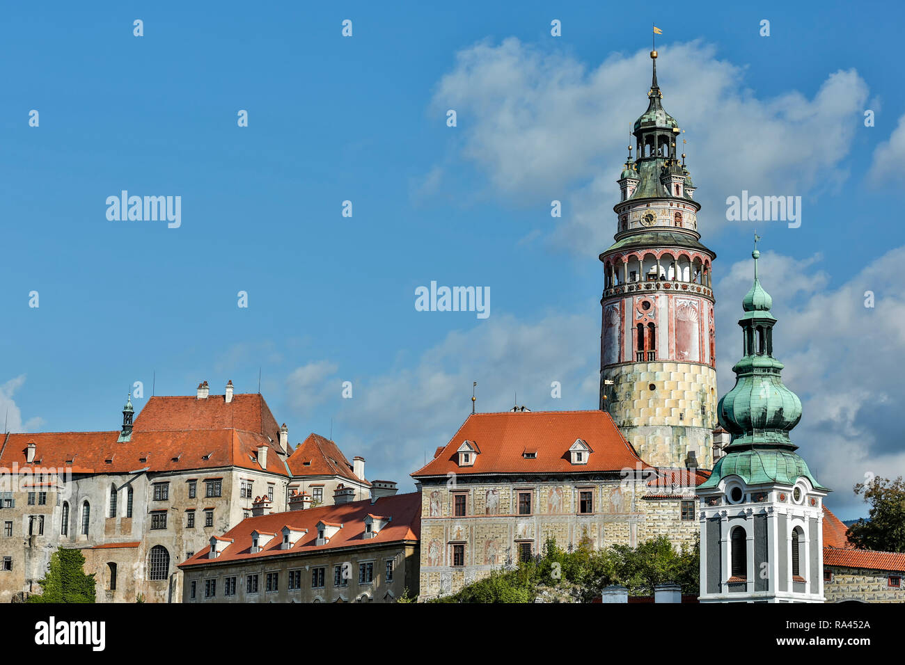 Schloss Krumau (mit Runder Turm) und St. Jost Kirche (quadratische Turm), Cesky Krumlov, Tschechische Republik Stockfoto
