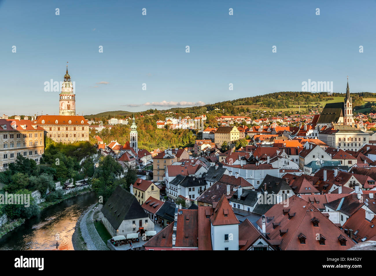 Schloss Krumau (mit Runder Turm), St. Jost Kirche (Glockenturm), die Kirche von St. Vitus (rechts) und Häuser, Cesky Krumlov, Tschechische Republik Stockfoto