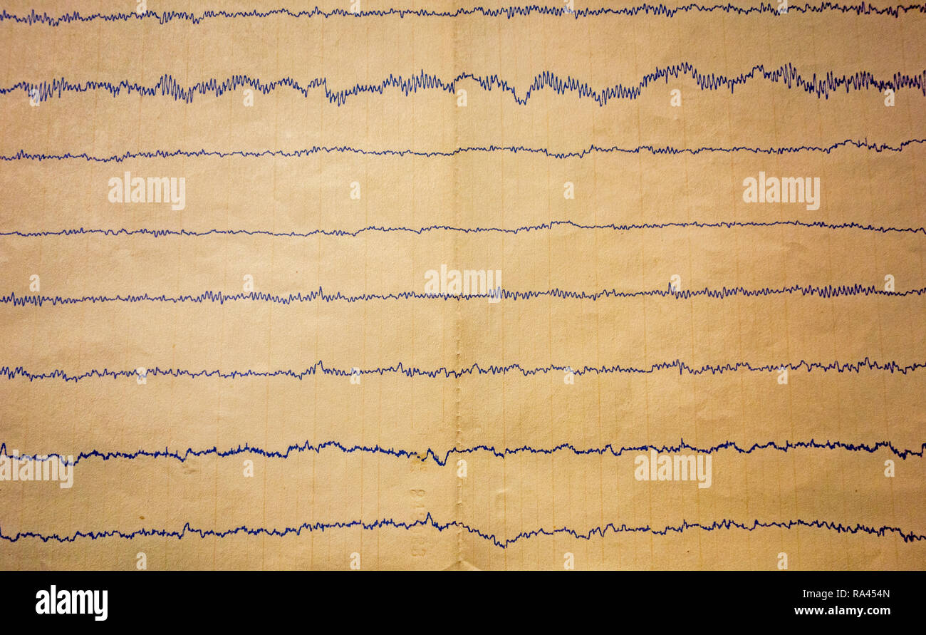 Auslesen von 20. Jahrhundert Polygraph/Lügendetektor zeigt physiologische Reaktionen von Verhören verdächtiger Stockfoto