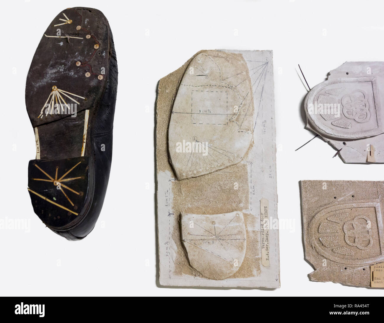 Gipsabguss der Schuhsohle Lauffläche aus der kriminellen Schuhe am Tatort für strafrechtliche Untersuchung berücksichtigt Stockfoto