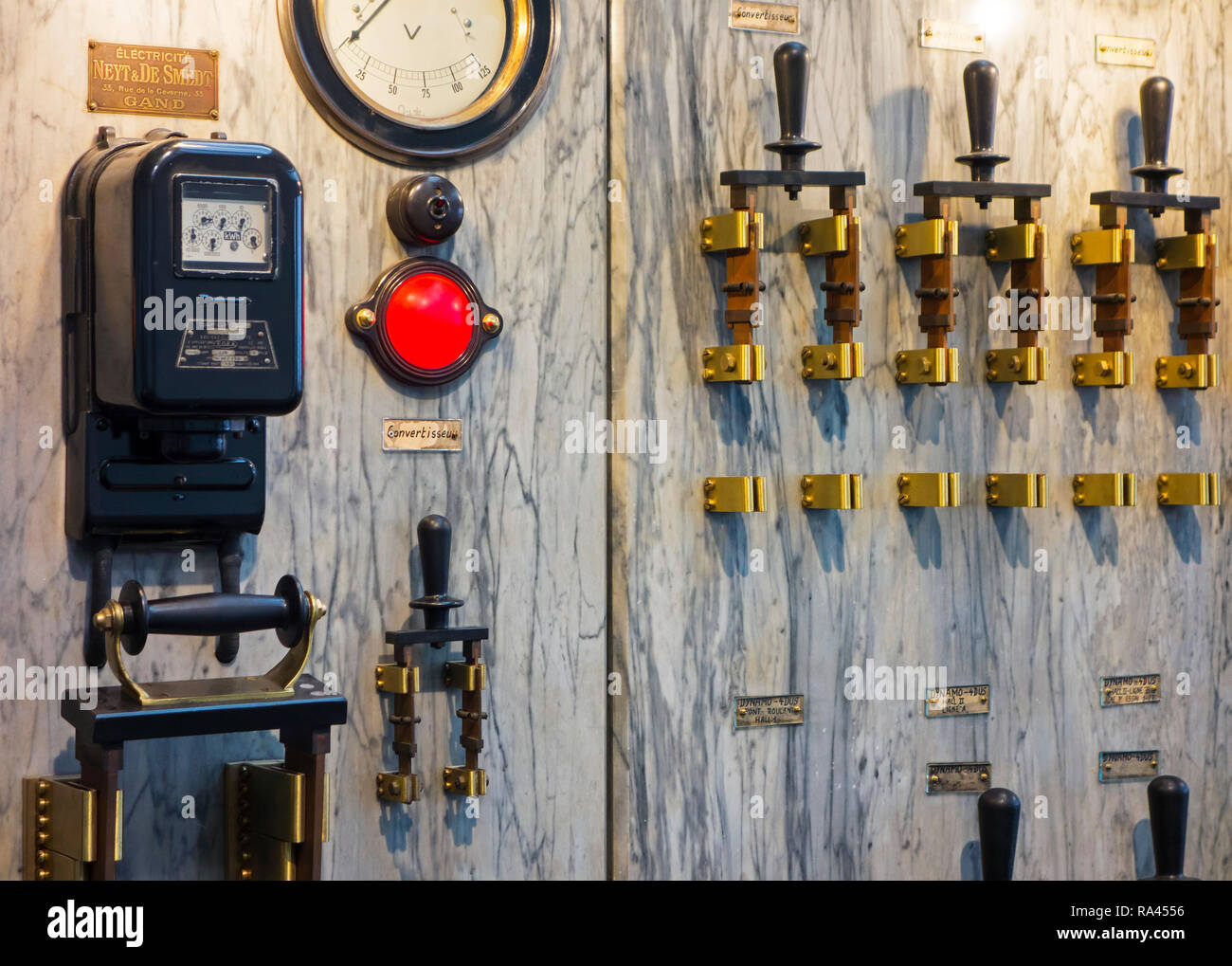 20. Jahrhundert elektrische Schalttafel mit Schaltern, Messgeräten und m auf Marmor Panel an MIAT/Industriemuseum, Gent, Ostflandern, Belgien Stockfoto