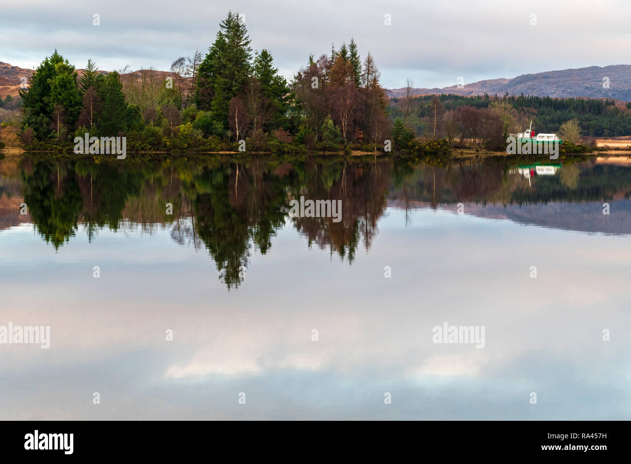 Die M.V. Sileas und Bäume im Loch Sheil, Argyll, Schottland wider. Stockfoto