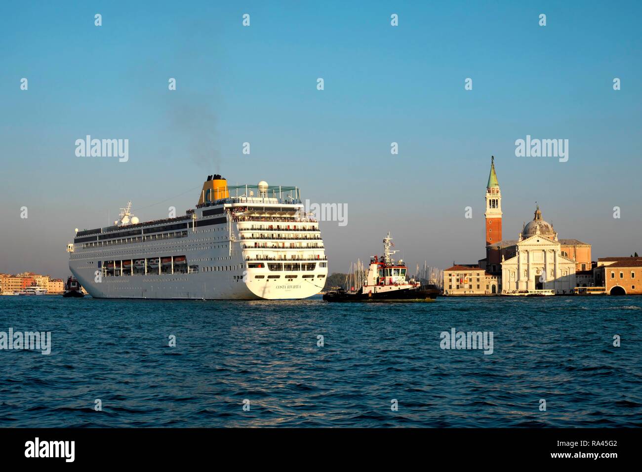 Kreuzfahrtschiff vor der Chiesa San Giorgio, Isola di San Giorgio Maggiore, Venedig, Venetien, Italien Stockfoto