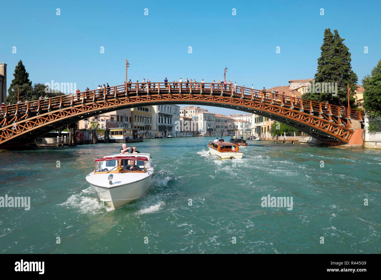 Accademia Brücke, Ponte Accademia, Motorboote im Canal Grande, Venedig, Venetien, Italien Stockfoto