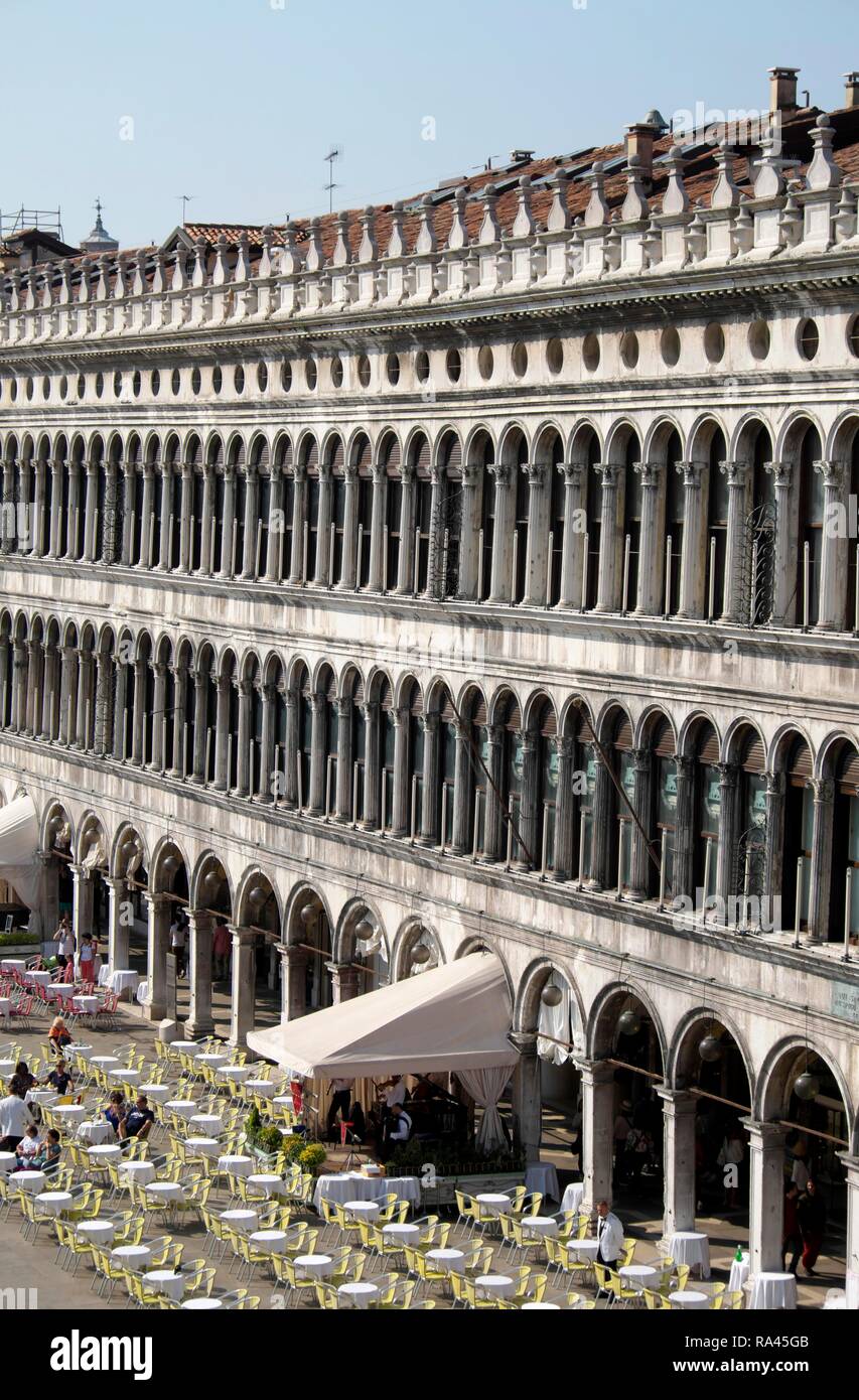 Der procuratie mit Café, Piazza San Marco, Venedig, Venetien, Italien Stockfoto