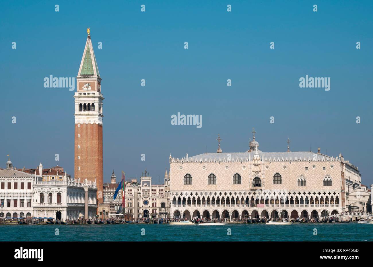 Aussicht bis zum Markusplatz, Piazza San Marco, Dogenpalast, dem Palazzo Ducale und der Campanile, Venedig, Venetien, Italien Stockfoto
