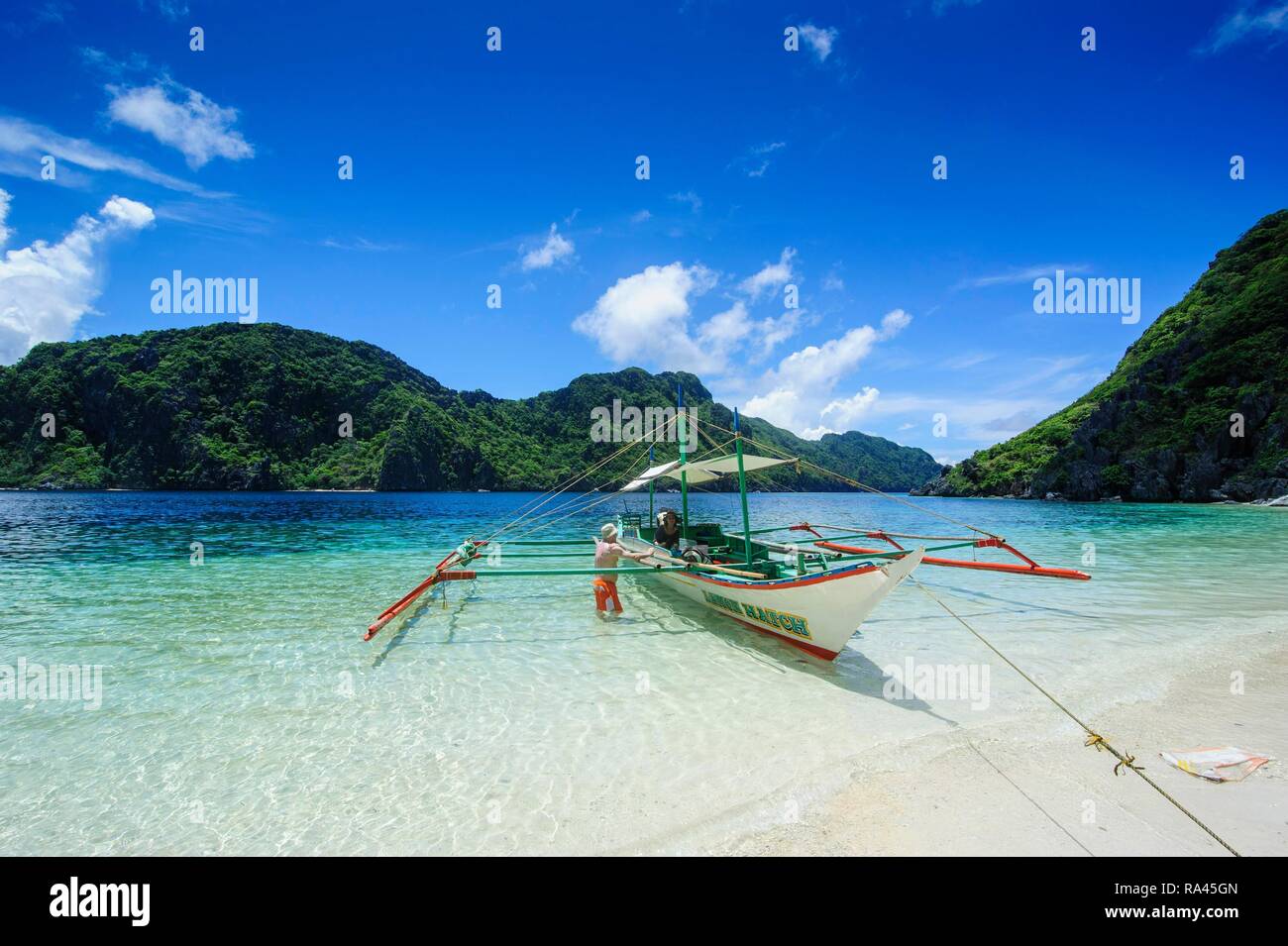 Auslegerboot in das kristallklare Wasser in der Bacuit Archipel, Palawan, Philippinen Stockfoto