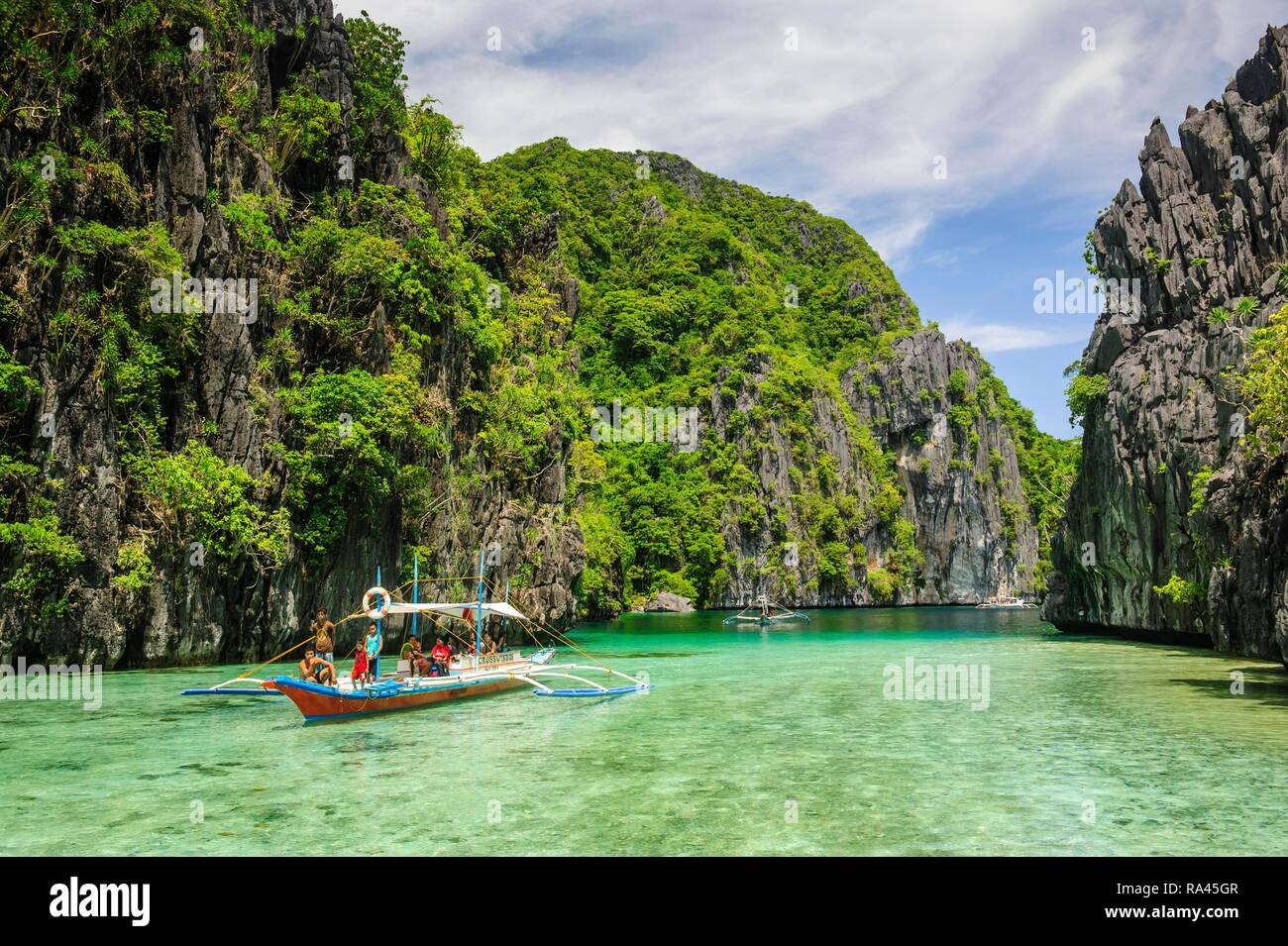 Outrigger Boote in das kristallklare Wasser in der Bacuit Archipel, Palawan, Philippinen Stockfoto