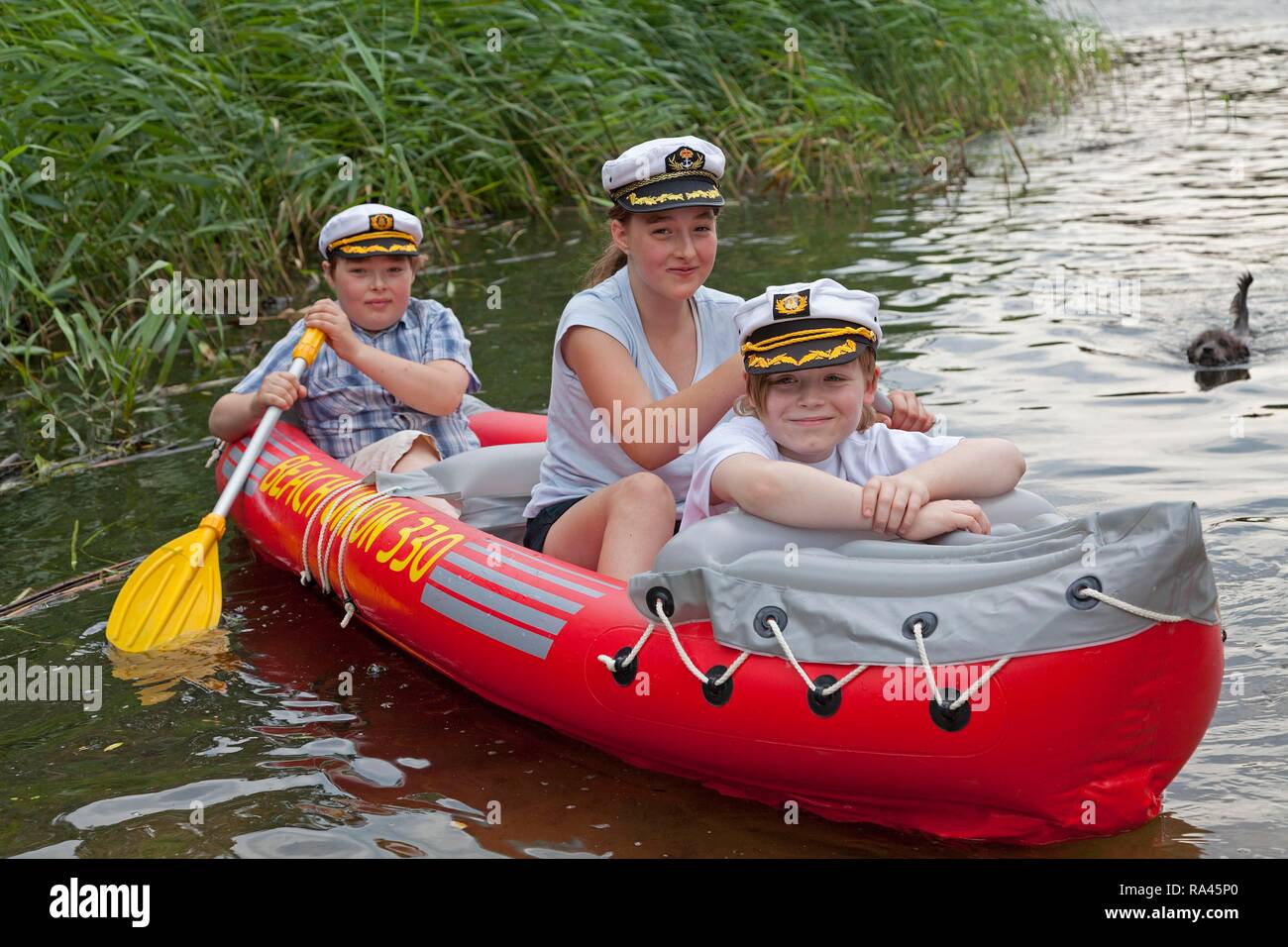 Kinder in einem Schlauchboot, Schlauchboote, Barumer See, Barum,  Niedersachsen, Deutschland Stockfotografie - Alamy