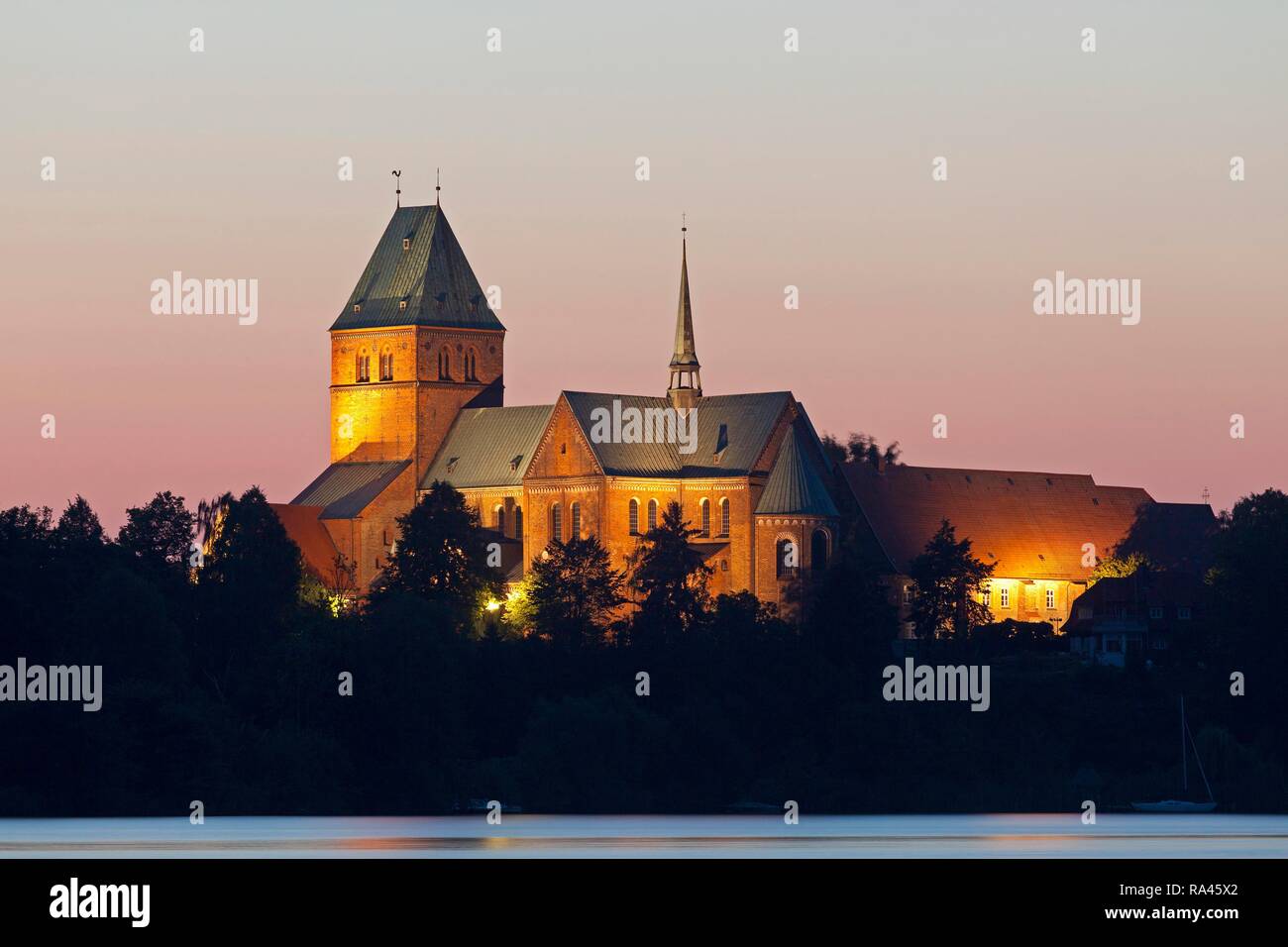 Abendlicher Blick, Ratzeburger Dom, Ratzeburg, Schleswig-Holstein, Deutschland Stockfoto