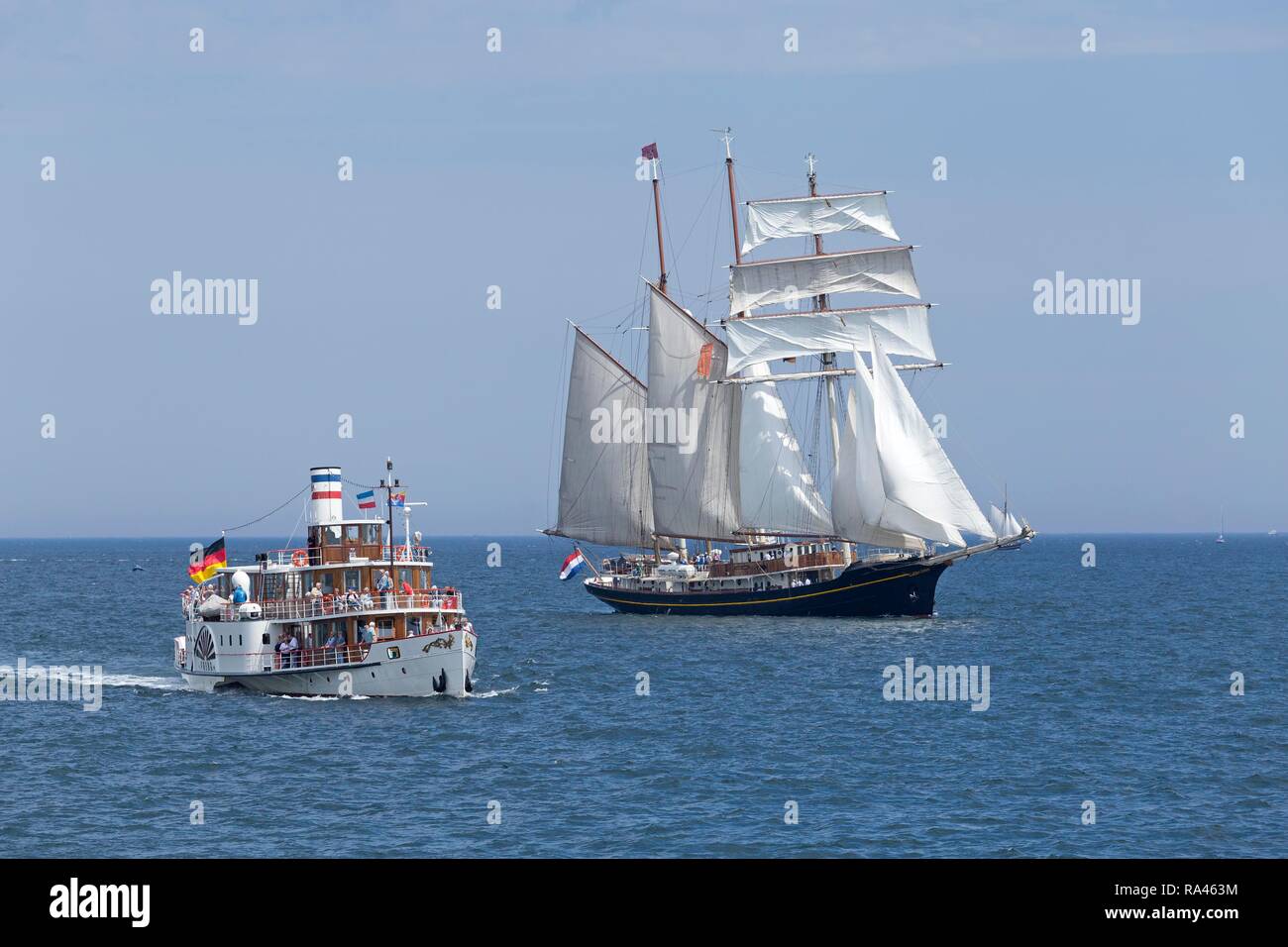 Segelboot Gulden Leeuw, Raddampfer Freya, Kieler Woche, Kiel Fjorde, Kiel, Schleswig-Holstein, Deutschland Stockfoto