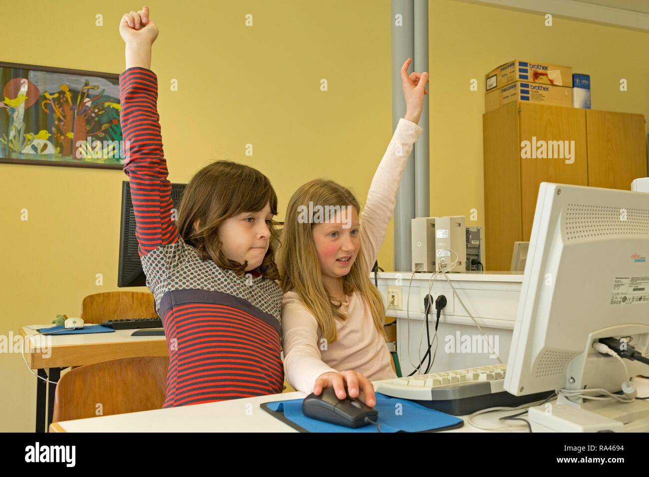 Grundschule Mädchen im Computerraum arbeiten, Niedersachsen, Deutschland Stockfoto