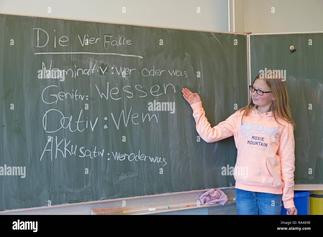 Mädchen an der Tafel im Deutschunterricht, Grundschule, Deutschland Stockfoto