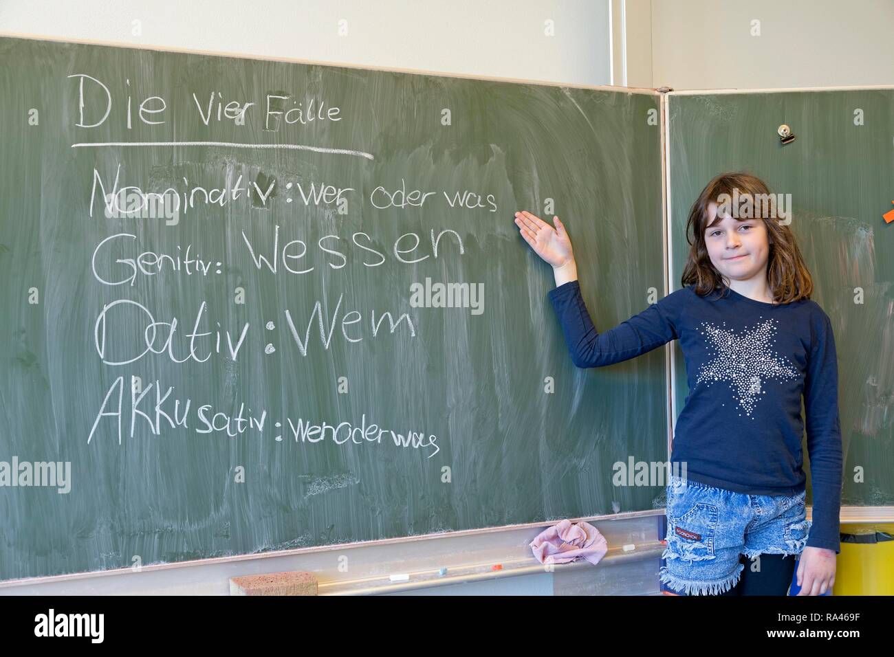 Mädchen an der Tafel im Deutschunterricht, Grundschule, Deutschland Stockfoto