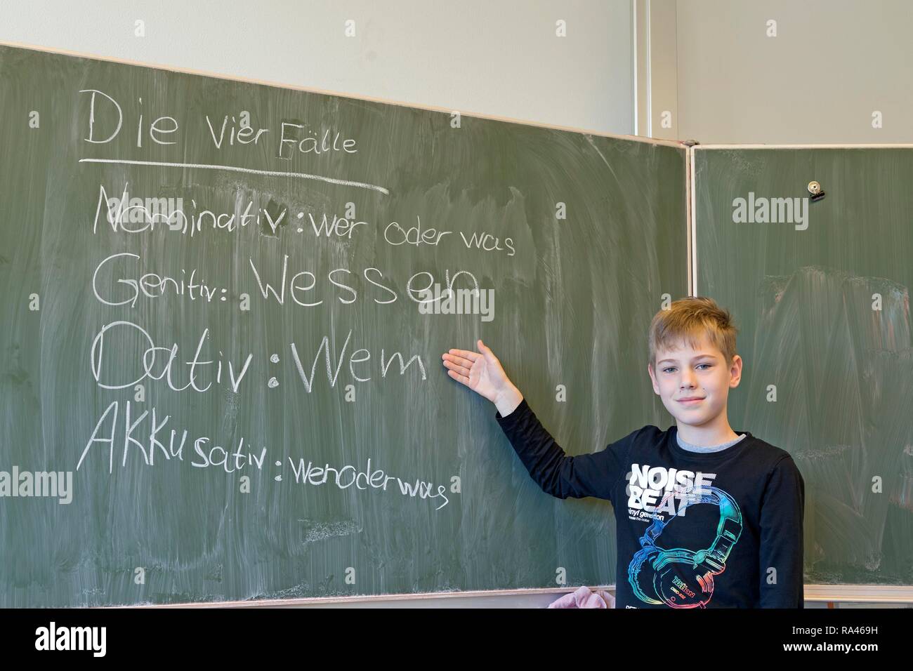 Junge an der Tafel im Deutschunterricht, Grundschule, Deutschland Stockfoto